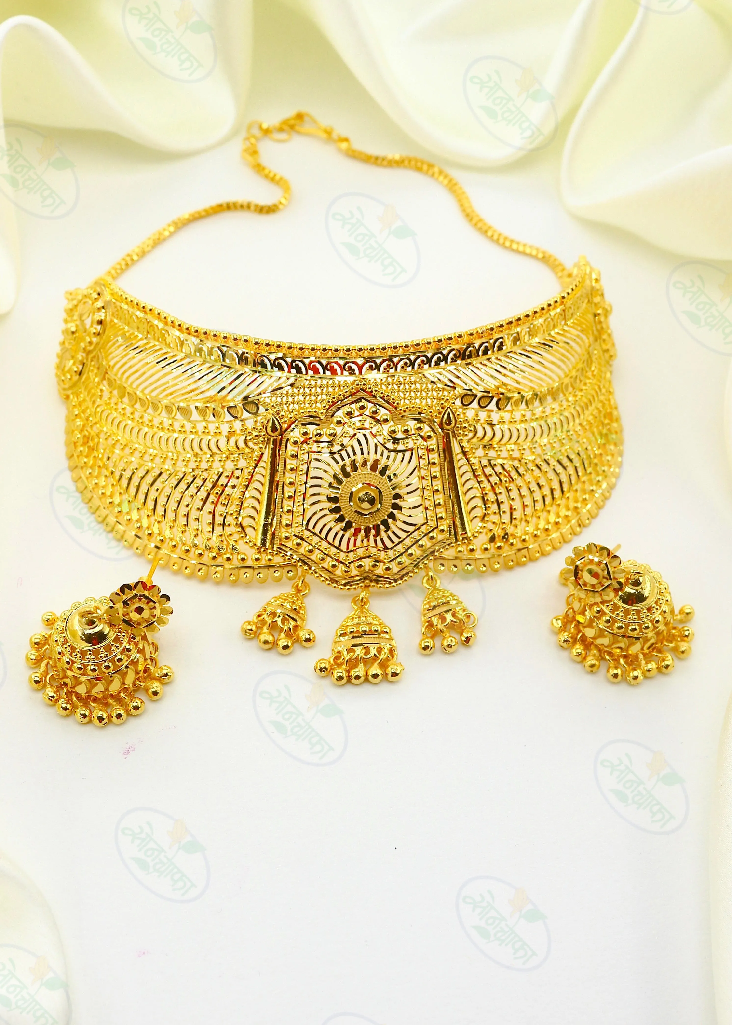 ALLURING GOLD PLATED CHOKER