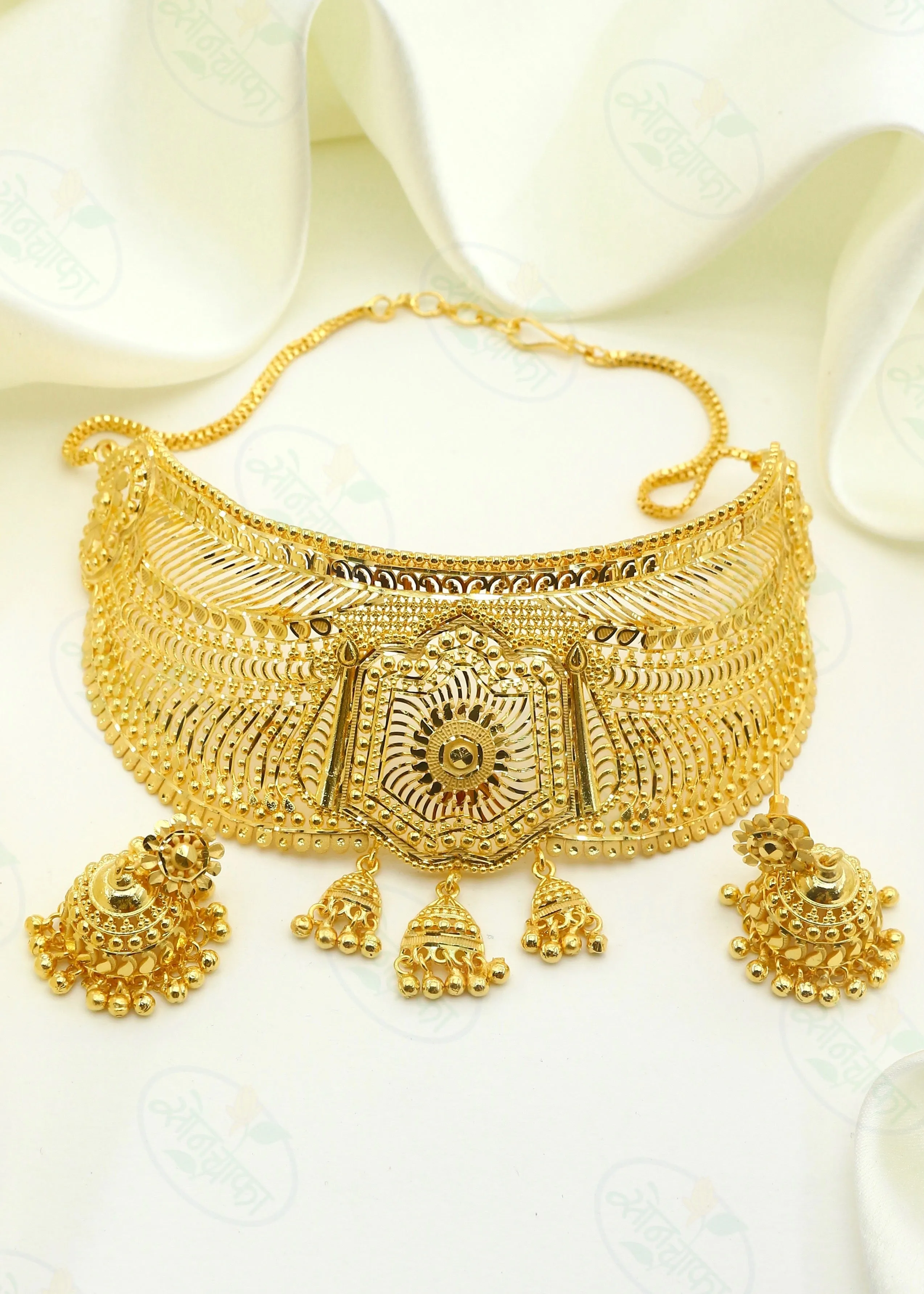 ALLURING GOLD PLATED CHOKER