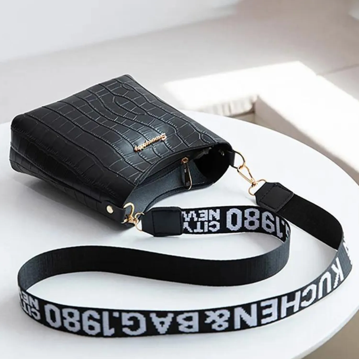 Chic Crocodile-Pattern Crossbody Bag